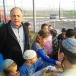 אלי אסקוזידו מקים גן משחקים בשכונת שדות