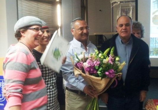 ראש מועצת נחל שורק בהענקת תו תקן ירוק לגנים