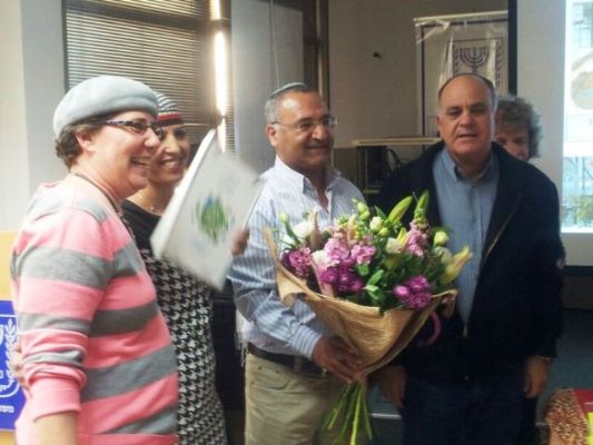 ראש מועצת נחל שורק בהענקת תו תקן ירוק לגנים