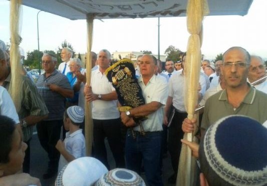 אלי אסקוזידו בהכנסת ספר תורה