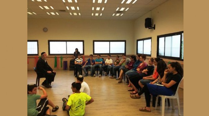 אלי אסקוזידו יוזם הרצאה חווייתית לבני נוער במושב בני רא"ם