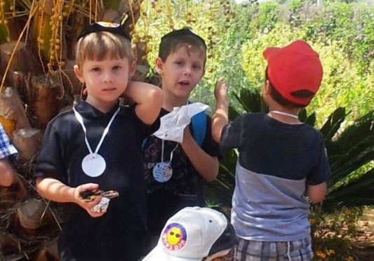 אלי אסקוזידו מארגן סיור לילדי הגנים במדרשת הארץv