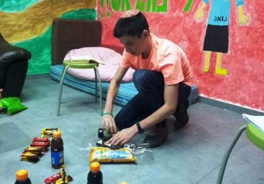 אלי אסקוזידו מעודד את נוער מועצת נחל שורק לתמוך במבצע "שובו אחים"