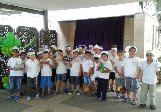 אלי אסקוזידו בתהלוכת ביכורים עם ילדי ביה"ס ברויאר