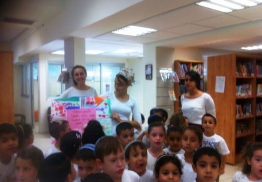 אלי אסקוזידו מקבל ברכות מילדי המועצה