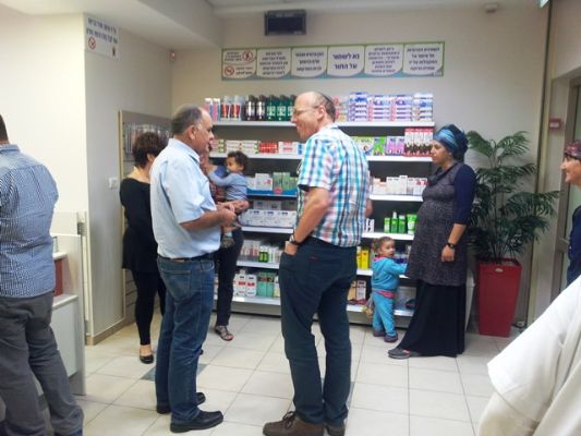 אלי אסקוזידו בחנוכת בית מרקחת